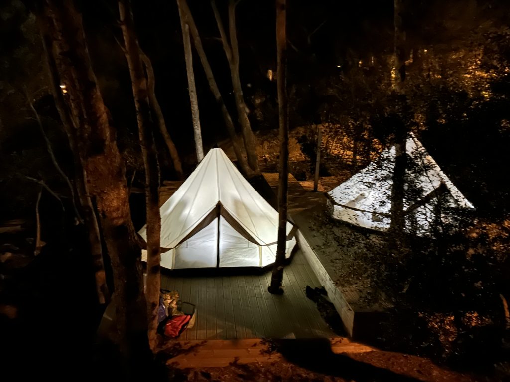 group_of_kids_summer_camp_tents_outdoor_in_cascais_sintra